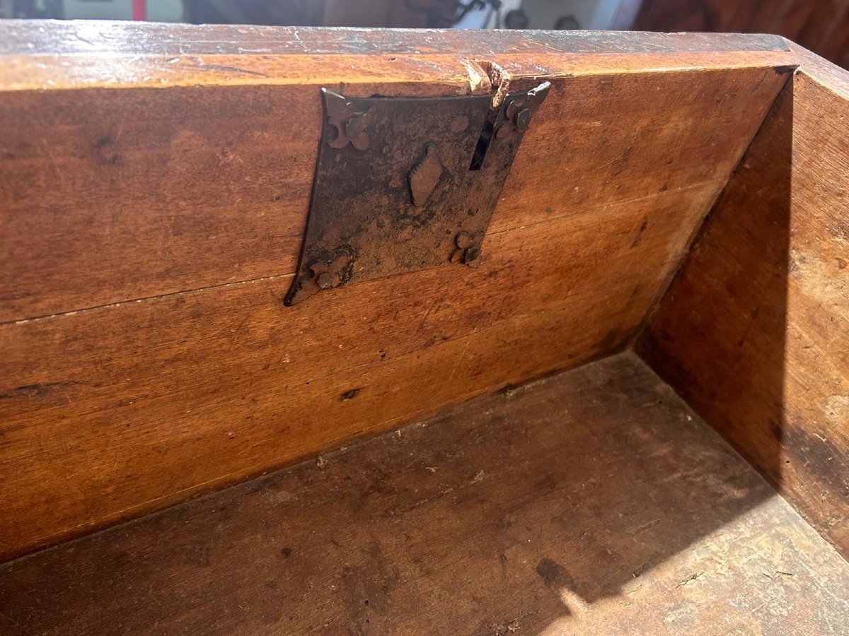 Finely Carved Walnut Centre Chest, 16th Century Tuscany.-photo-4
