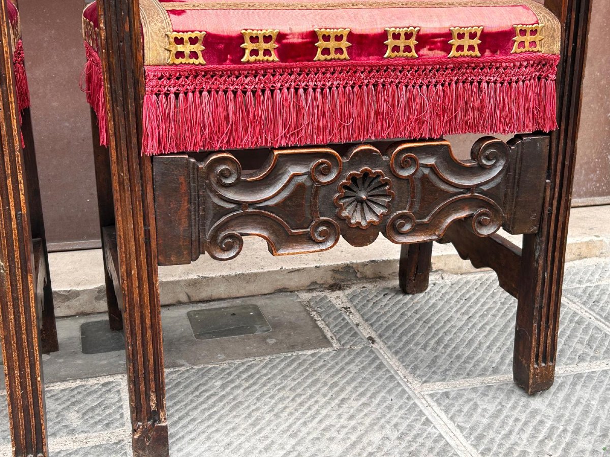 Chaises hautes en noyer sculpté du XVIIe siècle, Lombardie.-photo-1