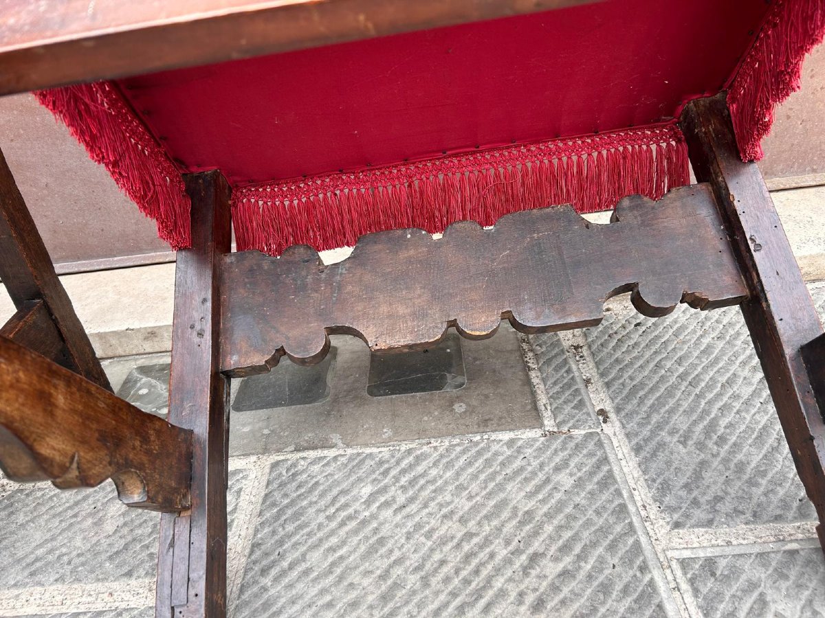 Chaises hautes en noyer sculpté du XVIIe siècle, Lombardie.-photo-3