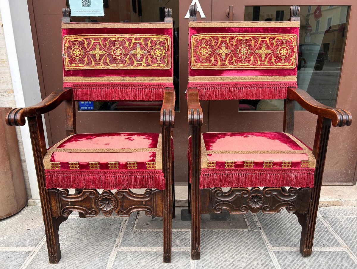 Chaises hautes en noyer sculpté du XVIIe siècle, Lombardie.-photo-4