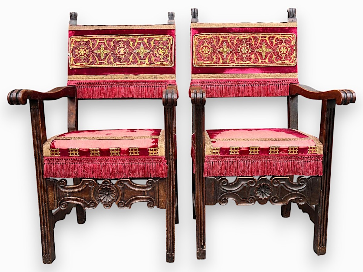Chaises hautes en noyer sculpté du XVIIe siècle, Lombardie.