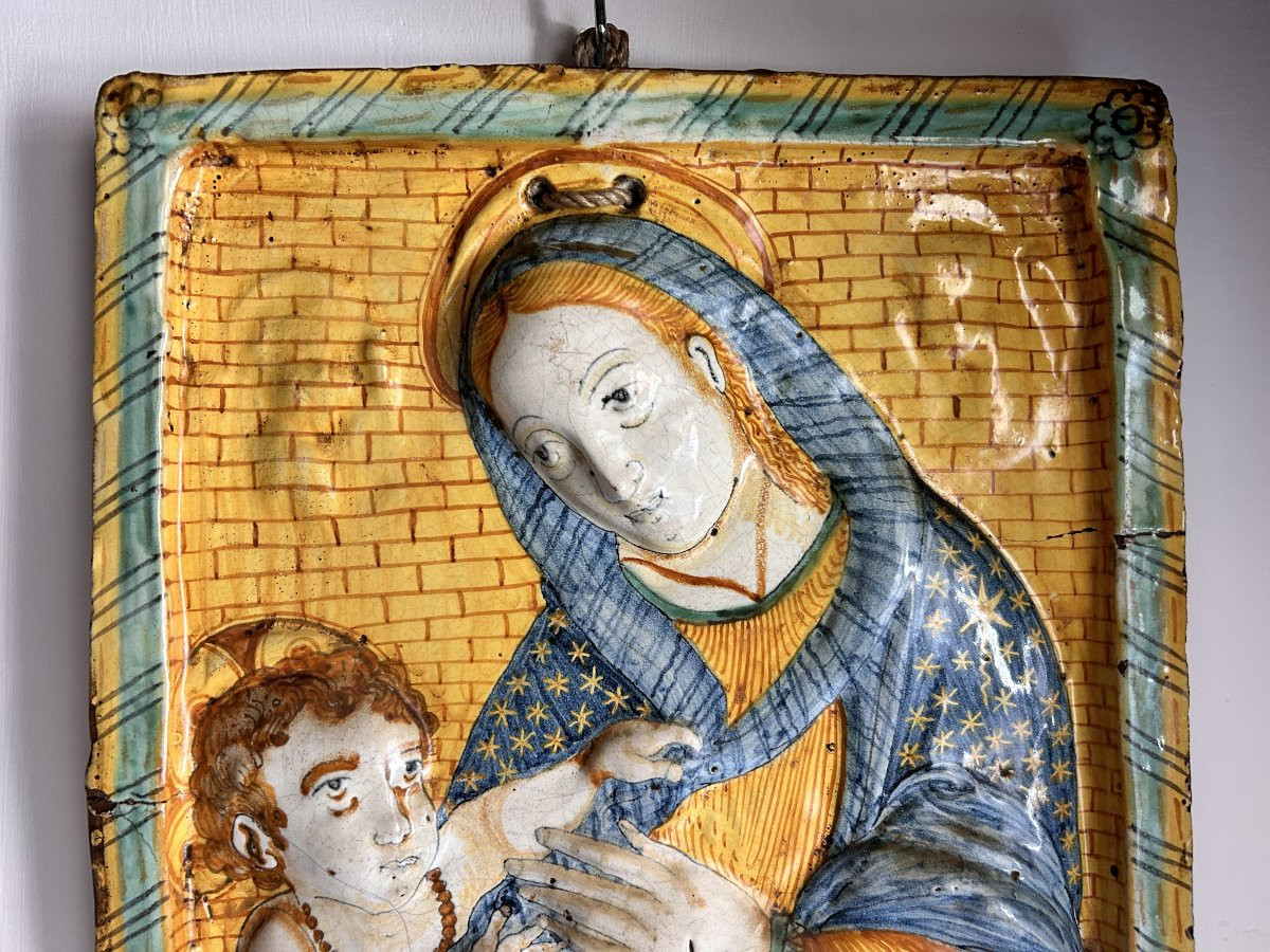 Vierge à l'Enfant, ancienne plaque en céramique polychrome de Deruta du milieu du XVIIe siècle-photo-1