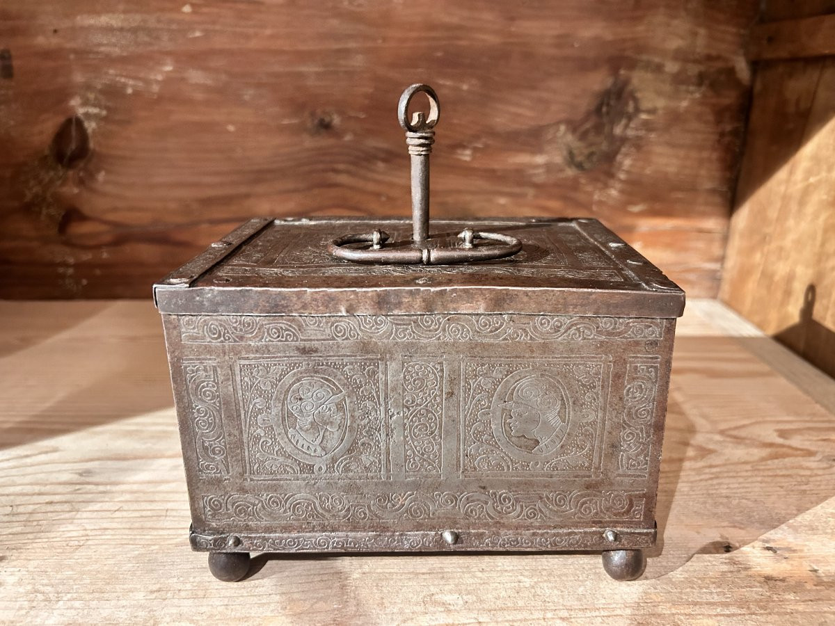 Petit coffre en fer finement ciselé, Nuremberg, début du XVIIe siècle.-photo-2