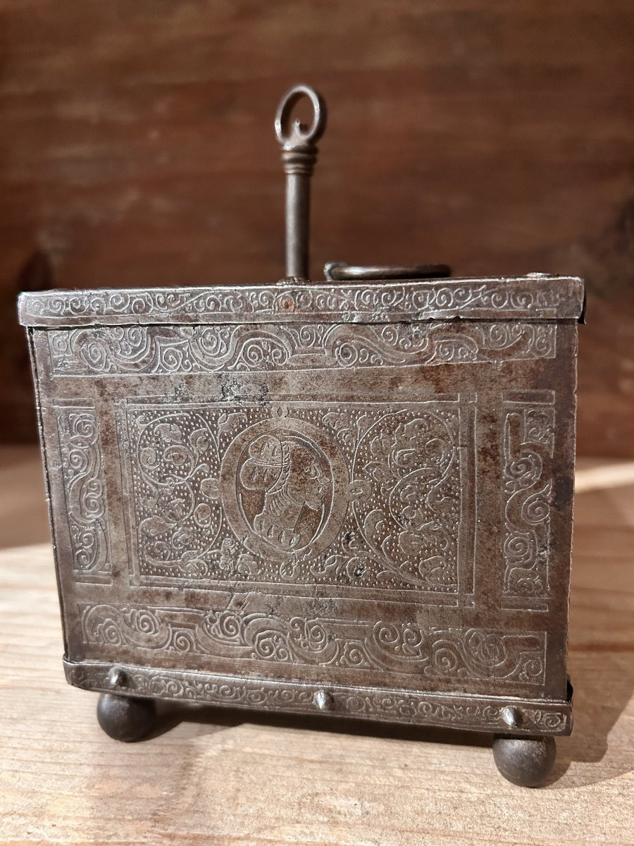 Petit coffre en fer finement ciselé, Nuremberg, début du XVIIe siècle.-photo-3