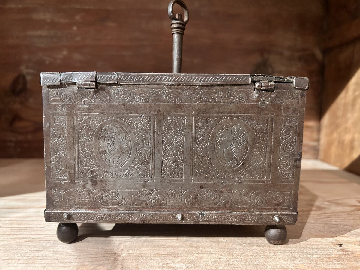 Petit coffre en fer finement ciselé, Nuremberg, début du XVIIe siècle.-photo-4