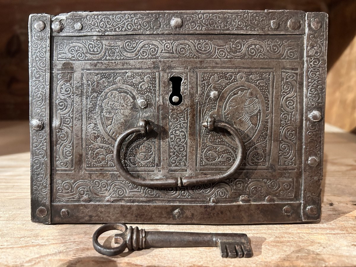 Petit coffre en fer finement ciselé, Nuremberg, début du XVIIe siècle.-photo-2