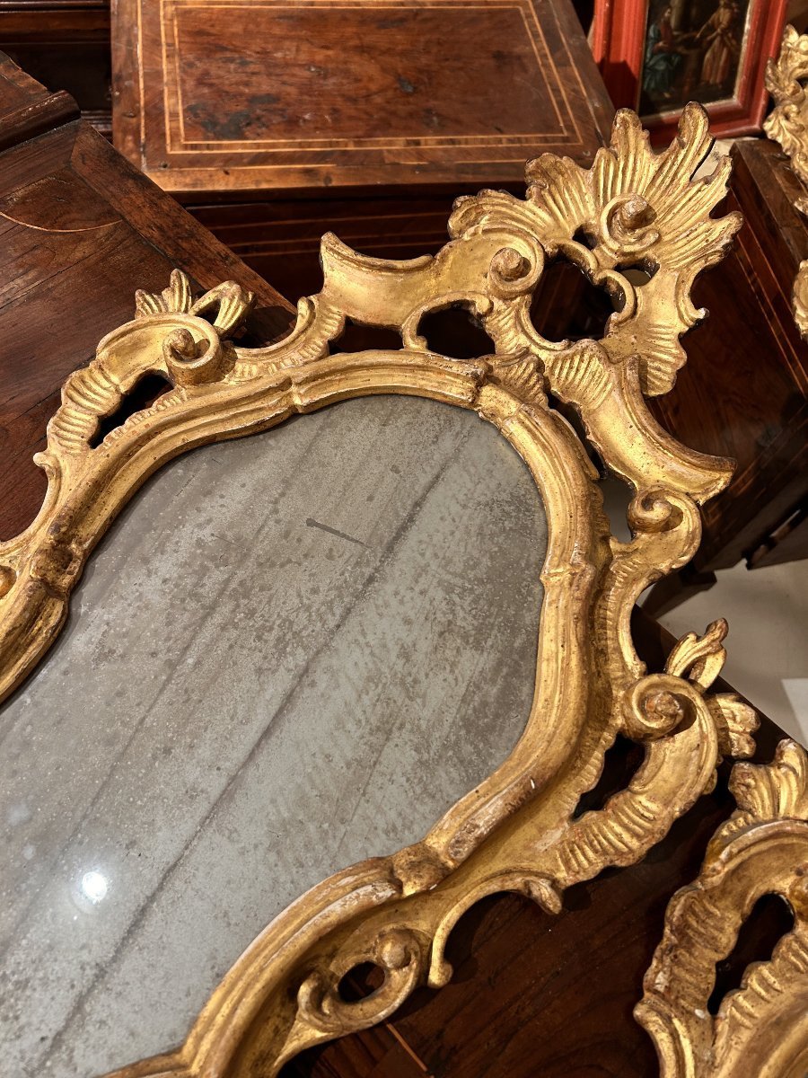 Paire de miroirs sculptés et dorés. Italie du Nord, seconde moitié du XVIIIe siècle.-photo-3