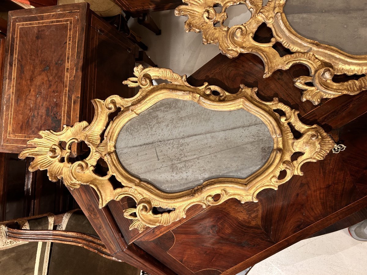 Paire de miroirs sculptés et dorés. Italie du Nord, seconde moitié du XVIIIe siècle.-photo-1