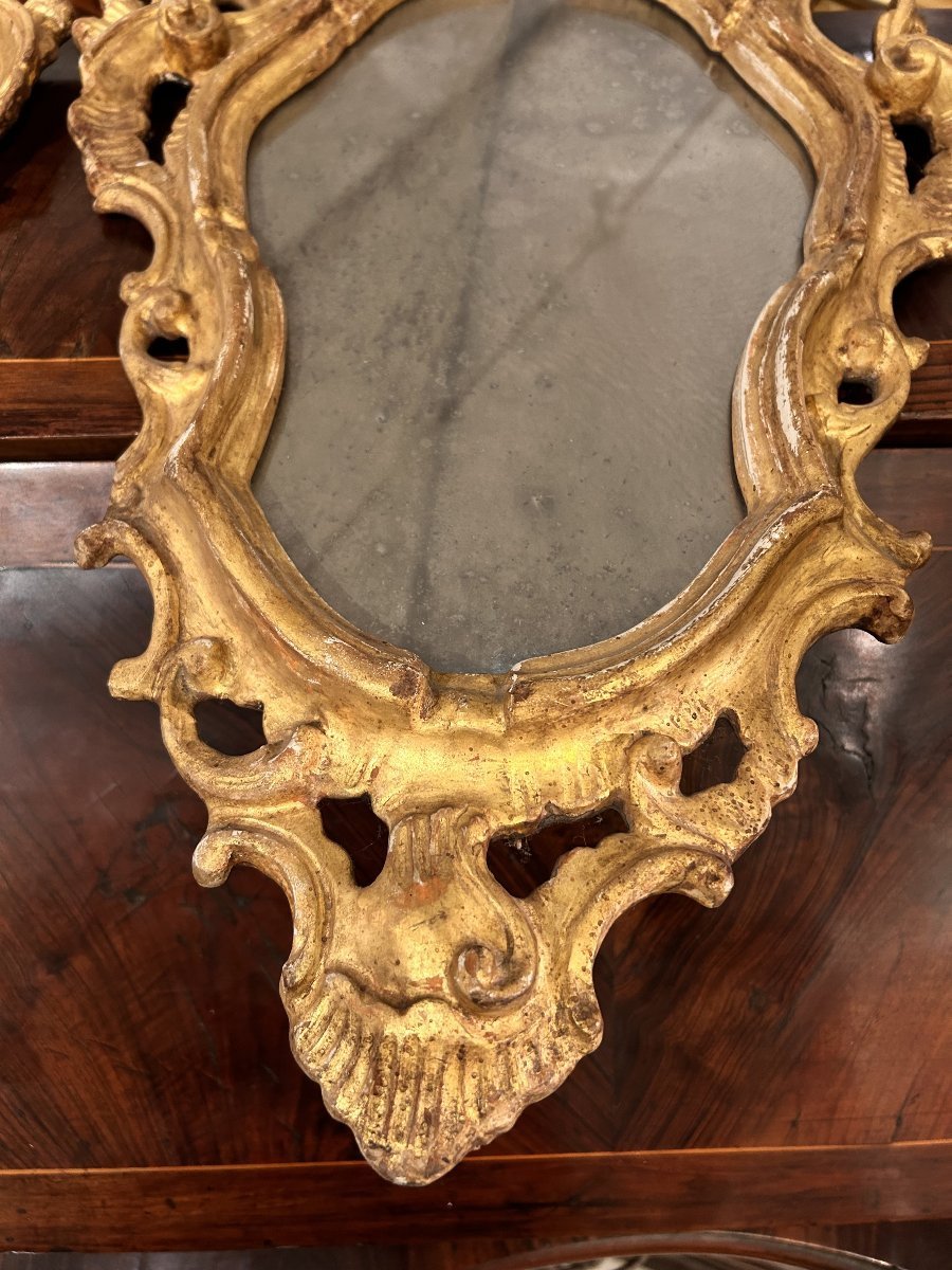 Paire de miroirs sculptés et dorés. Italie du Nord, seconde moitié du XVIIIe siècle.-photo-3