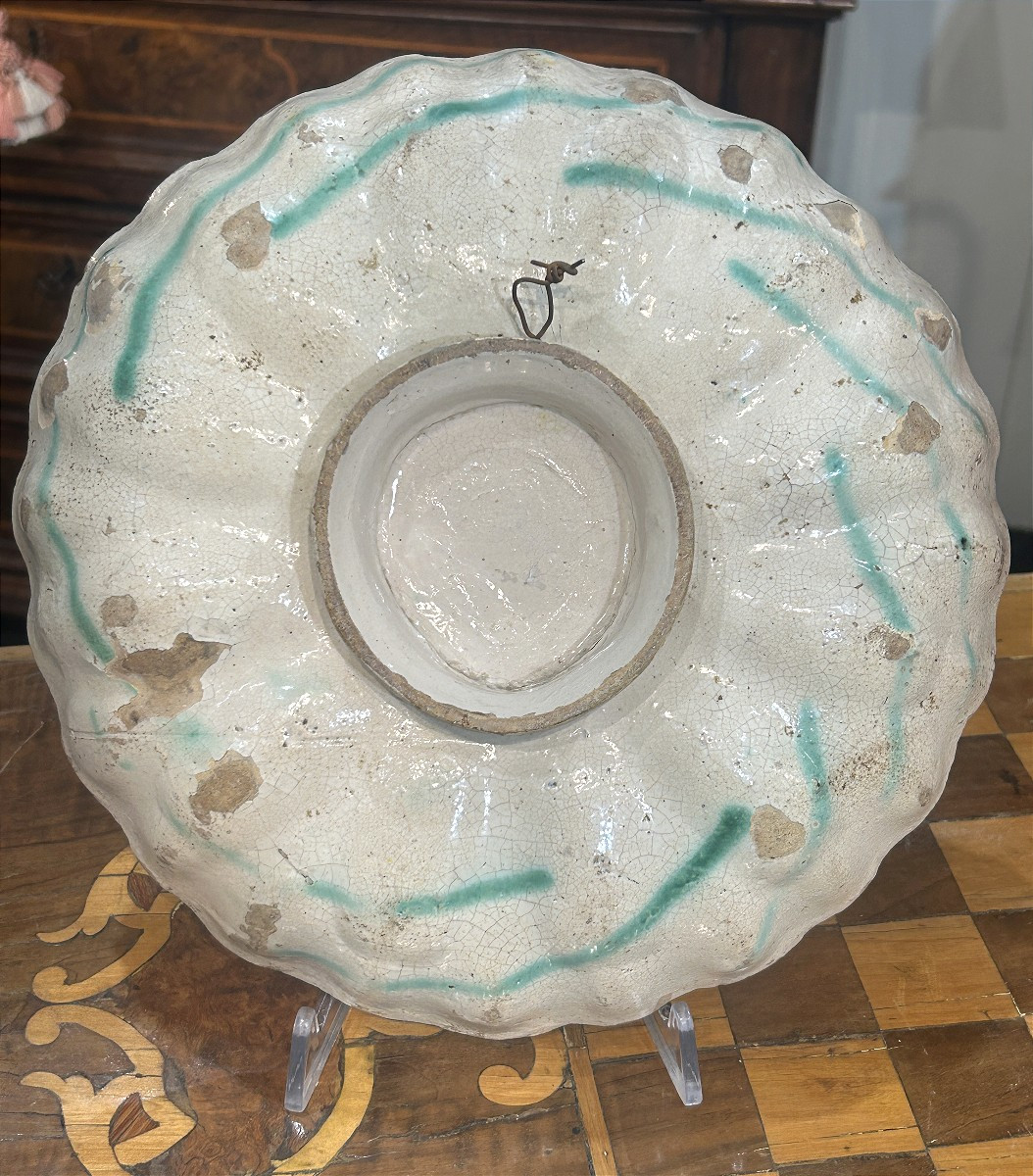 Assiette en forme de Crespina, 28 x 7cm.  Montelupo 17ème siècle.-photo-1