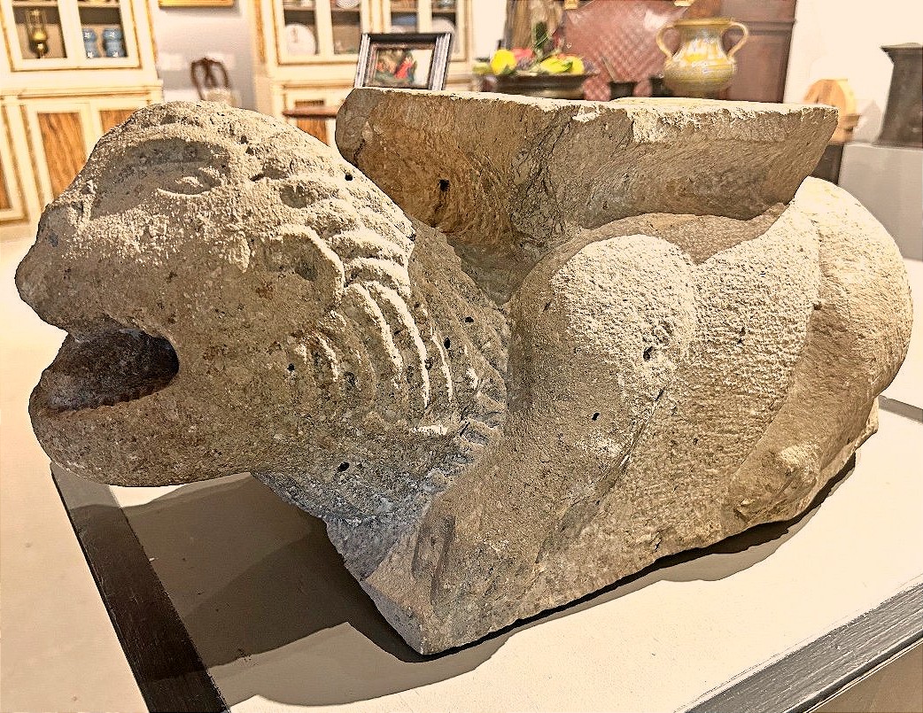 Lion marin stylophore en pierre peperine du XII Siècle