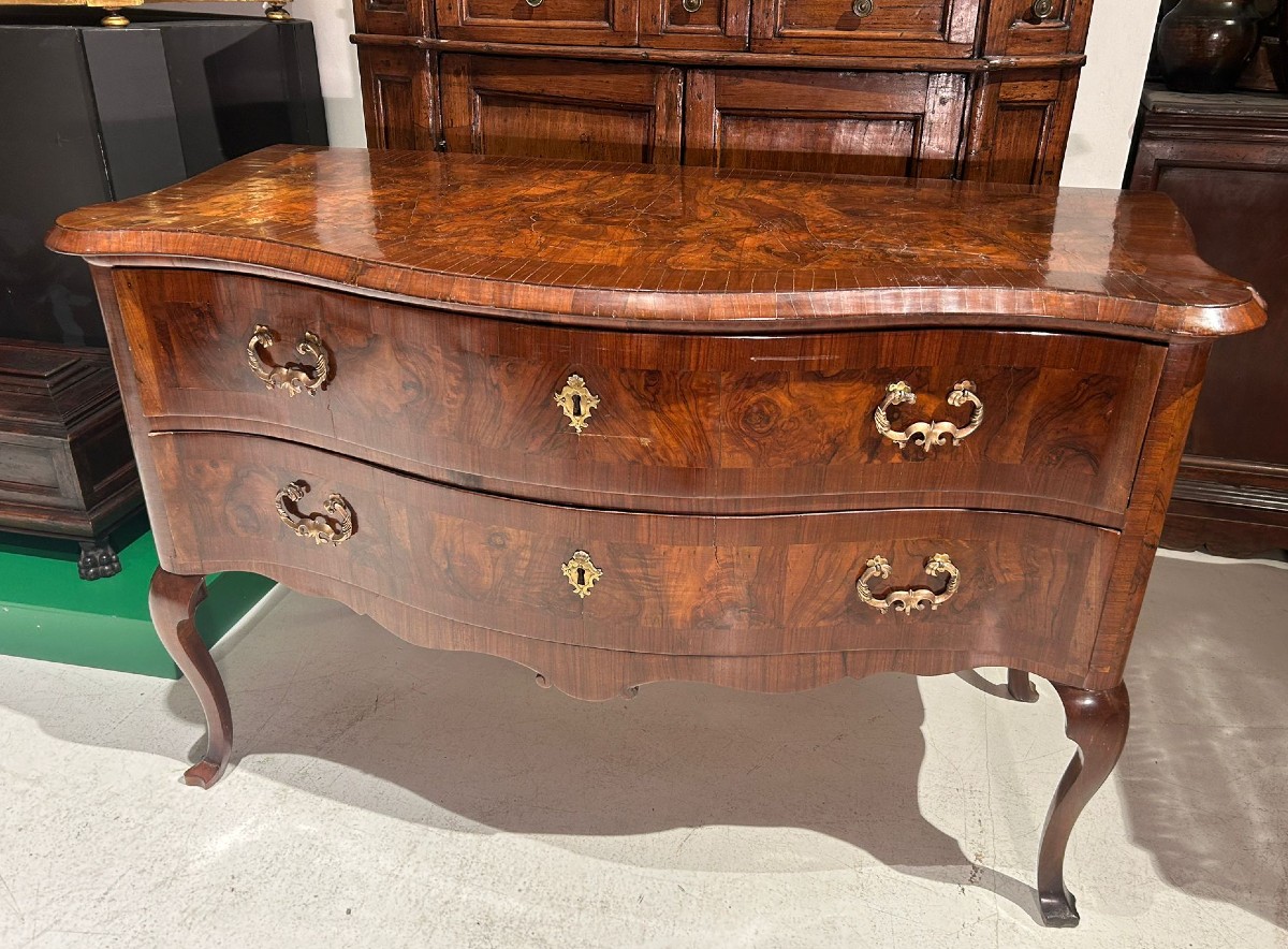 Louis XV-style Carved Chest Of Drawers In Walnut Burl, Ferrara, Mid-18th Century.