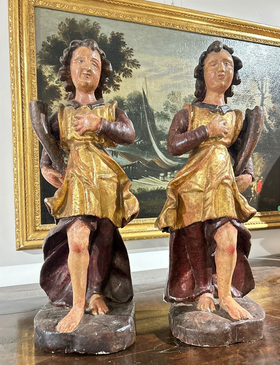 Paire De Sculptures En Bois. Figures Allégoriques Tenant Une Corne d'Abondance.  XVIIème s.