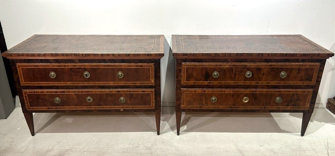 Paire de commodes Louis XVI finement incrustées de bois précieux.  États pontificaux-photo-3