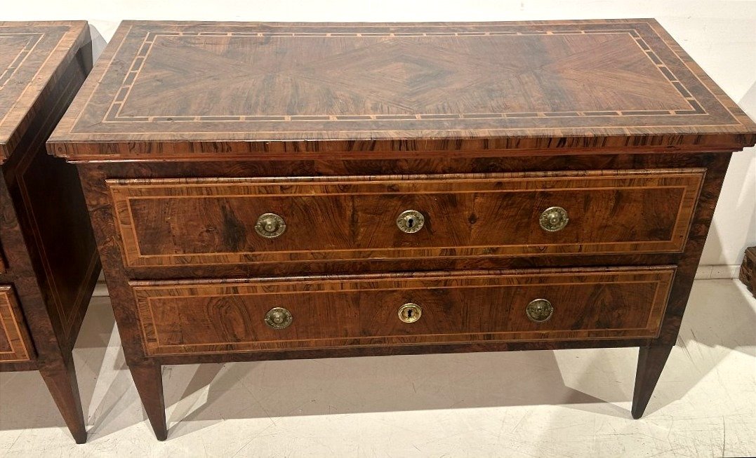 Paire de commodes Louis XVI finement incrustées de bois précieux.  États pontificaux-photo-1