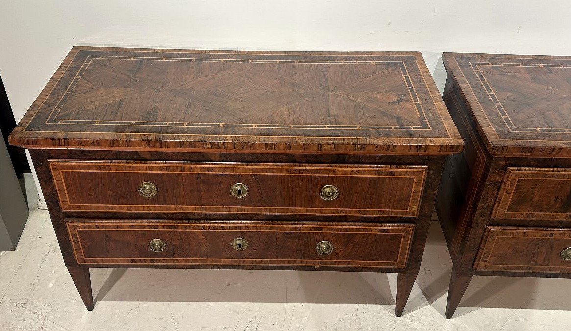 Paire de commodes Louis XVI finement incrustées de bois précieux.  États pontificaux-photo-2