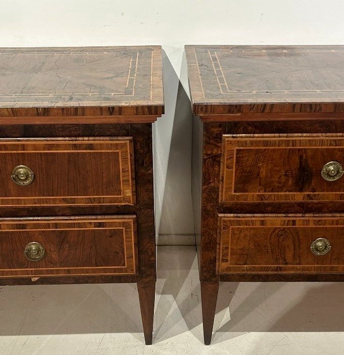 Paire de commodes Louis XVI finement incrustées de bois précieux.  États pontificaux-photo-3