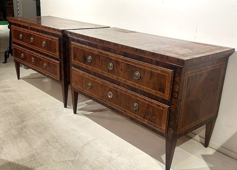 Paire de commodes Louis XVI finement incrustées de bois précieux.  États pontificaux-photo-4