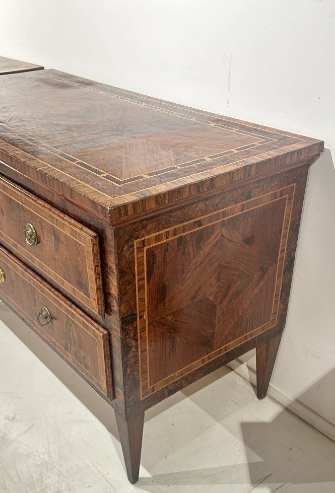 Paire de commodes Louis XVI finement incrustées de bois précieux.  États pontificaux-photo-5