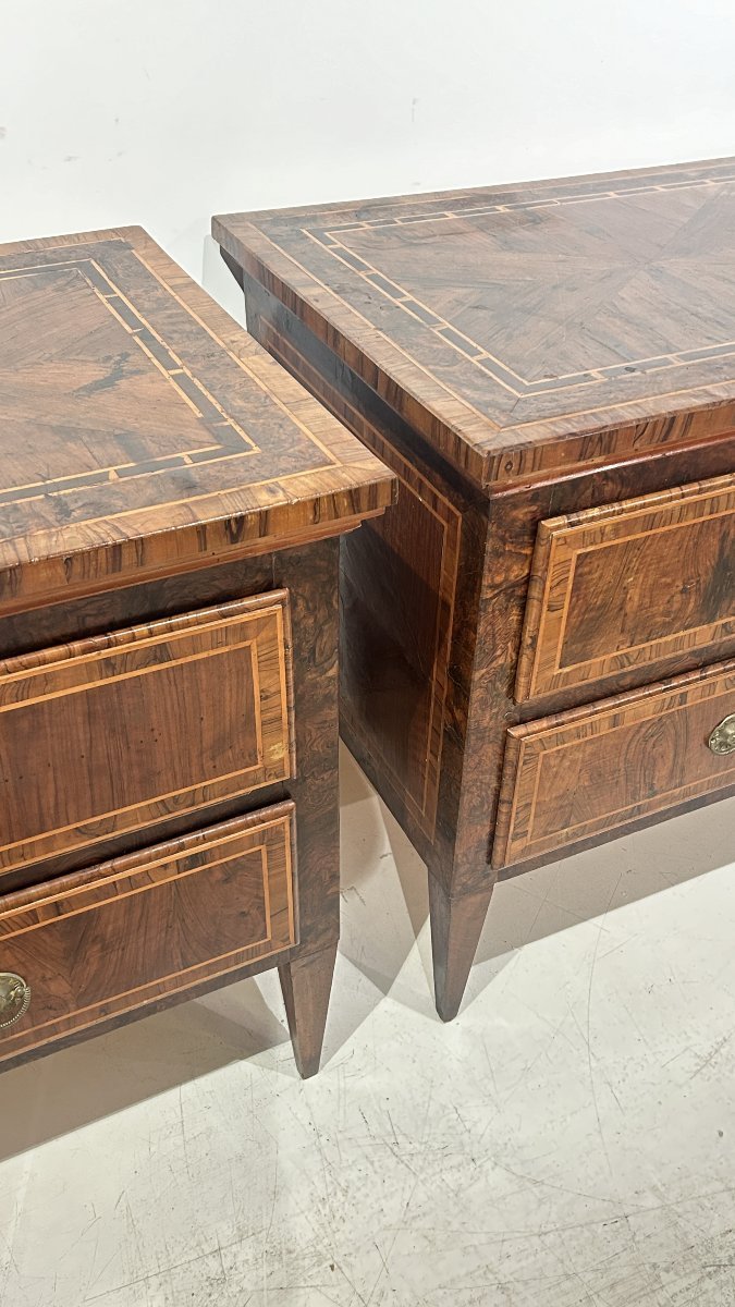 Paire de commodes Louis XVI finement incrustées de bois précieux.  États pontificaux-photo-6