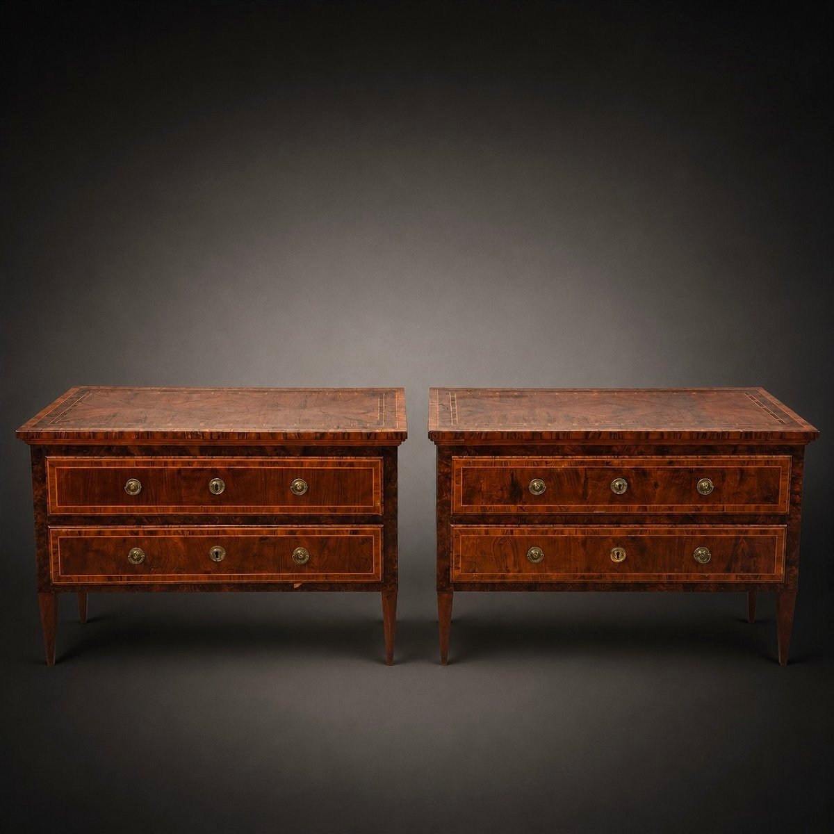 Paire de commodes Louis XVI finement incrustées de bois précieux.  États pontificaux