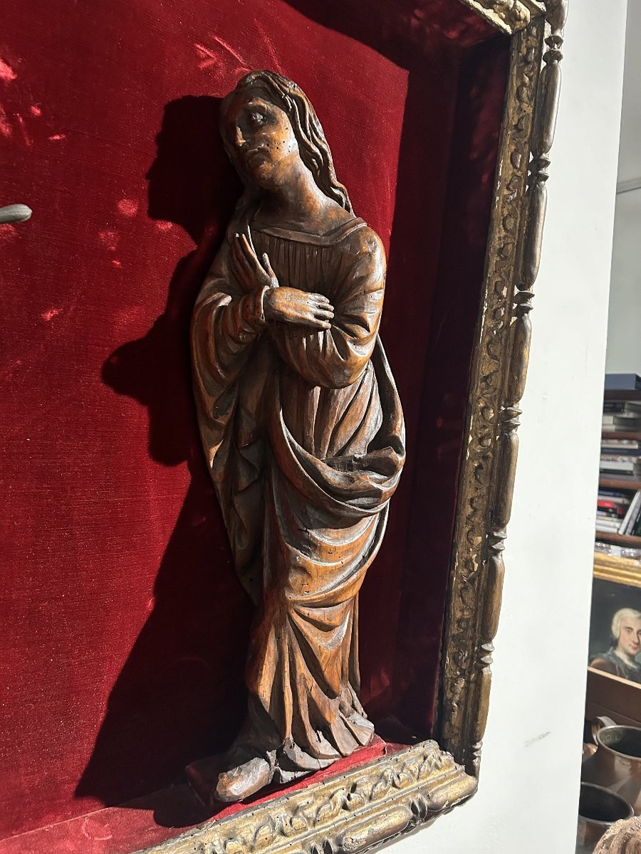 Annonciation en bois sculpté dans un cadre finement sculpté, première moitié du XVIIe siècle.-photo-4
