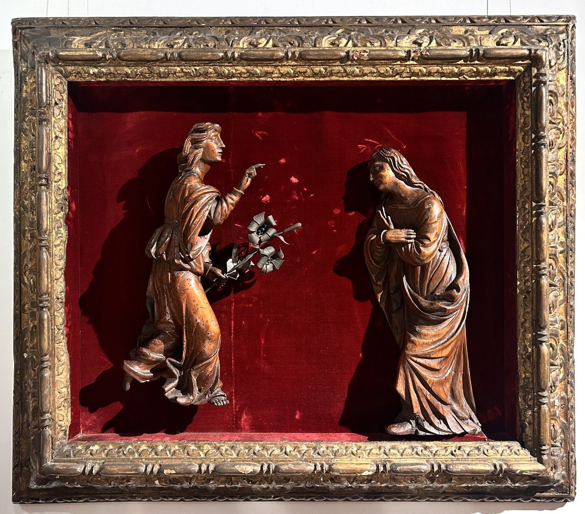Annonciation en bois sculpté dans un cadre finement sculpté, première moitié du XVIIe siècle.