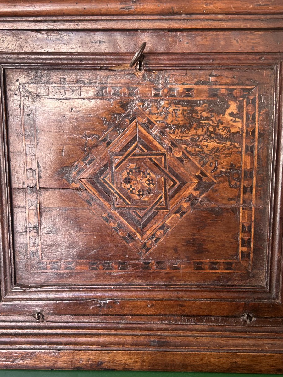Petite Et Rare Armoire à Monnaie Avec Incrustations Chartreuses.-photo-2