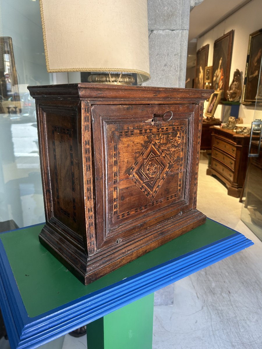 Petite Et Rare Armoire à Monnaie Avec Incrustations Chartreuses.-photo-3
