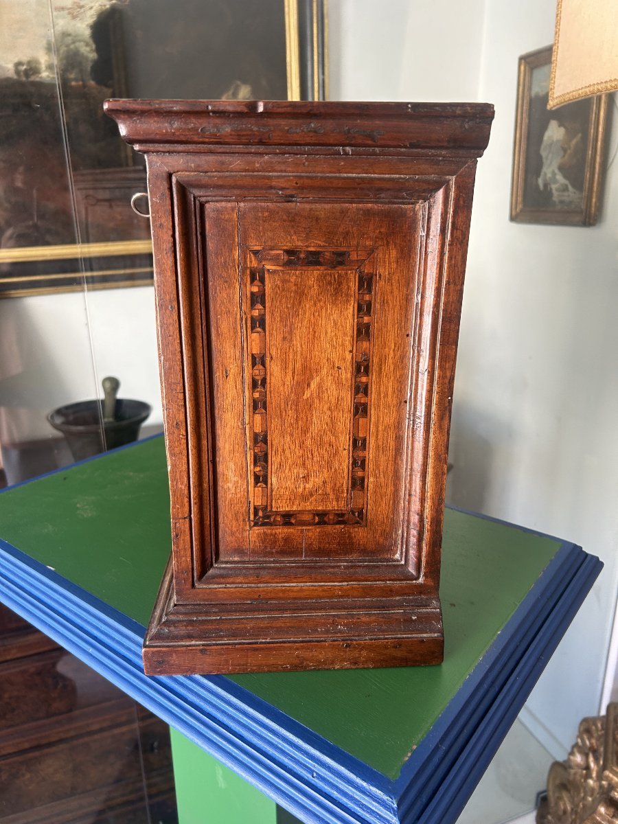 Petite Et Rare Armoire à Monnaie Avec Incrustations Chartreuses.-photo-1