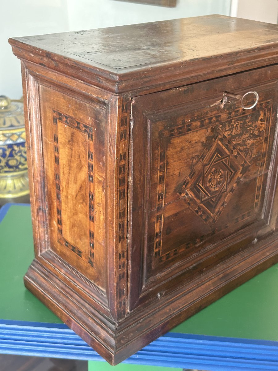 Petite Et Rare Armoire à Monnaie Avec Incrustations Chartreuses.-photo-4