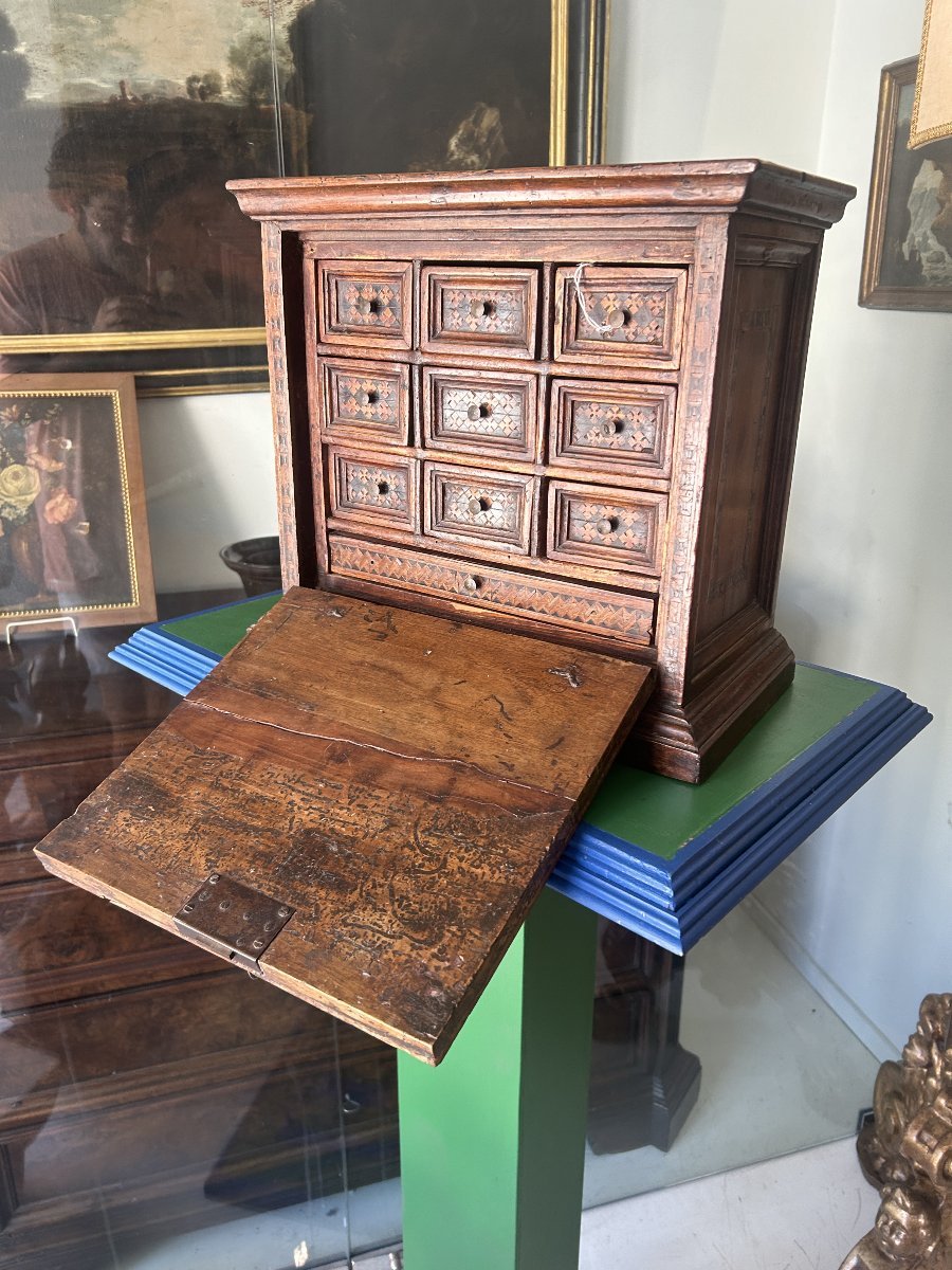 Petite Et Rare Armoire à Monnaie Avec Incrustations Chartreuses.
