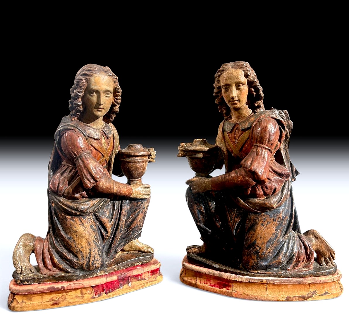 Paire d'anges florentins agenouillés en terre cuite du premier quart du XVIe siècle.