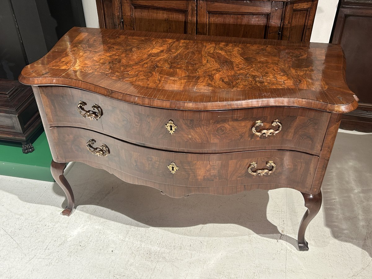 Commode Louis XV en loupe de noyer, Ferrare, milieu du XVIIIe siècle.-photo-1