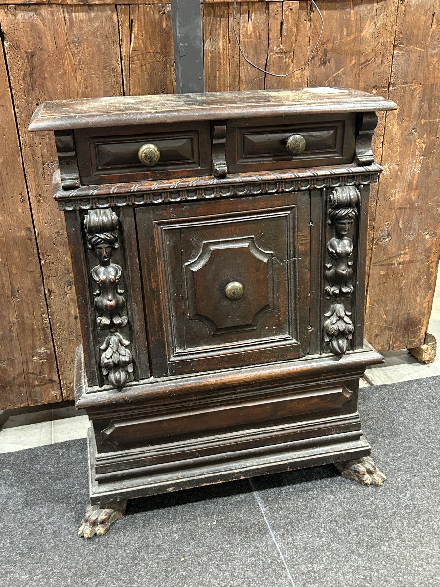 Petit buffet en noyer. Lombardie, XVIIe siècle.-photo-2