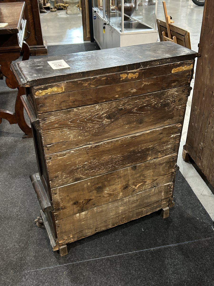 Petit buffet en noyer. Lombardie, XVIIe siècle.-photo-1