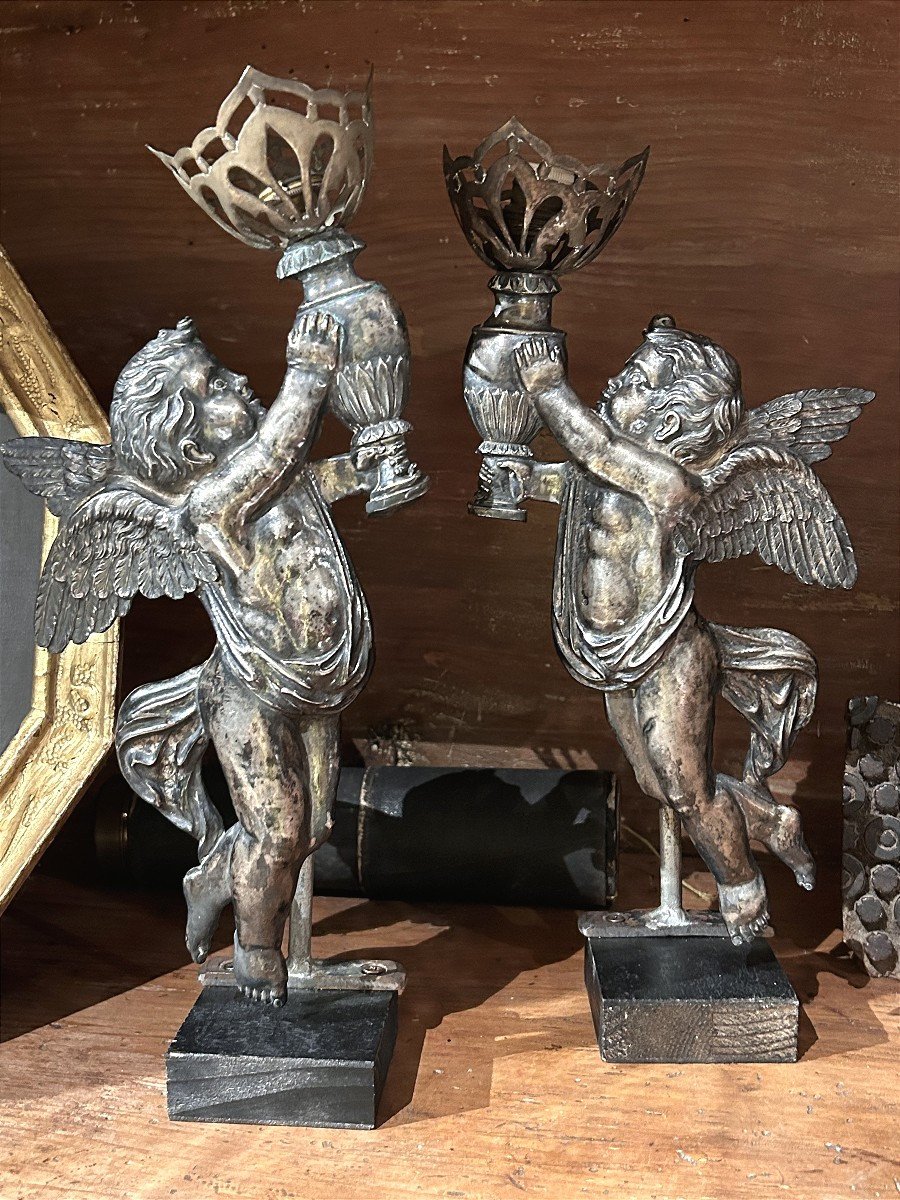 Paire d'angelots porte-lampes de la première moitié du XIXe siècle, France.