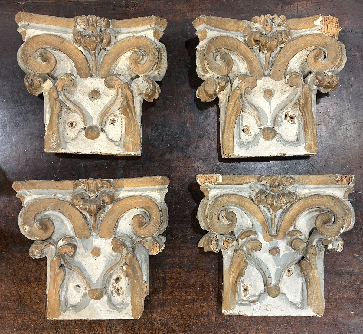 Ensemble de 4 chapiteaux en bois laqué, éléments de boiserie,  baroque tardif italie du XVIIIs.
