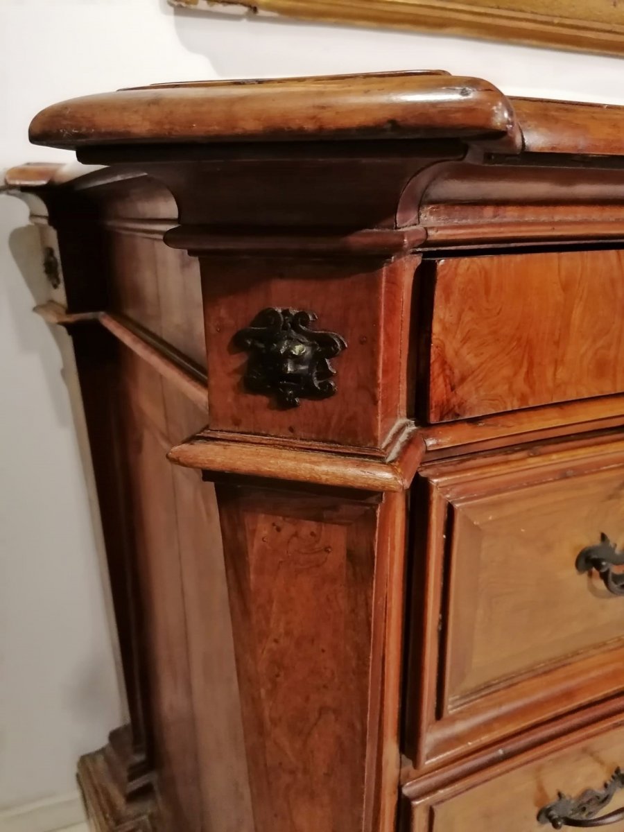  Rare commode Louis XIV plaquée en bois de cyprès et incrustée en palissandre, Etat Papal. -photo-3