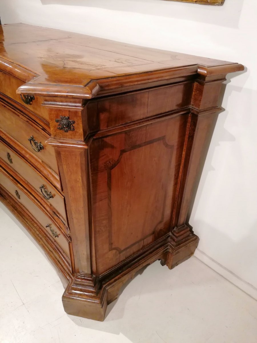  Rare commode Louis XIV plaquée en bois de cyprès et incrustée en palissandre, Etat Papal. -photo-4