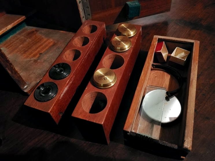  Microscope From The Late 1800s To Early 1900s, Complete With Wooden Box.-photo-3