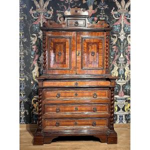 Elégante Armoire Deux Corps Avec Meuble à Monnaie En Bois Précieux. Rome, Dernier Quart Du XVII