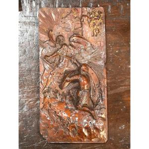 Panneau en bois sculpté représentant Saint Michel vainquant le diable de la fin du XVIe siècle.