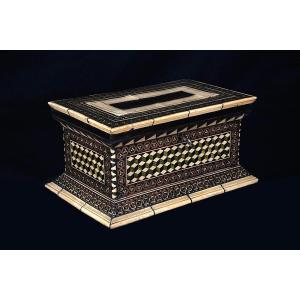 Grand coffret marqueté d'os et de bois divers, atelier Embriachi, XVe siècle.