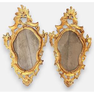 Paire de miroirs sculptés et dorés. Italie du Nord, seconde moitié du XVIIIe siècle.