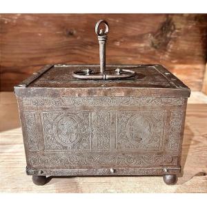 Petit coffre en fer finement ciselé, Nuremberg, début du XVIIe siècle.
