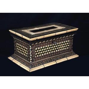 Grand coffret marqueté d'os et de bois divers, atelier Embriachi, XVe siècle.