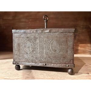 Petit coffre en fer finement ciselé, Nuremberg, début du XVIIe siècle.