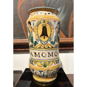 Grand vase albarello de Montelupo à motifs grotesques, seconde moitié du XVIe siècle.