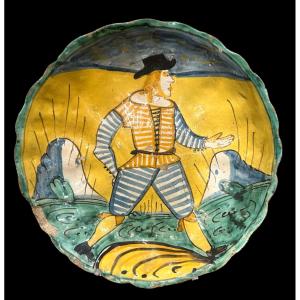 Assiette en forme de Crespina, 28 x 7cm. Montelupo 17ème siècle.